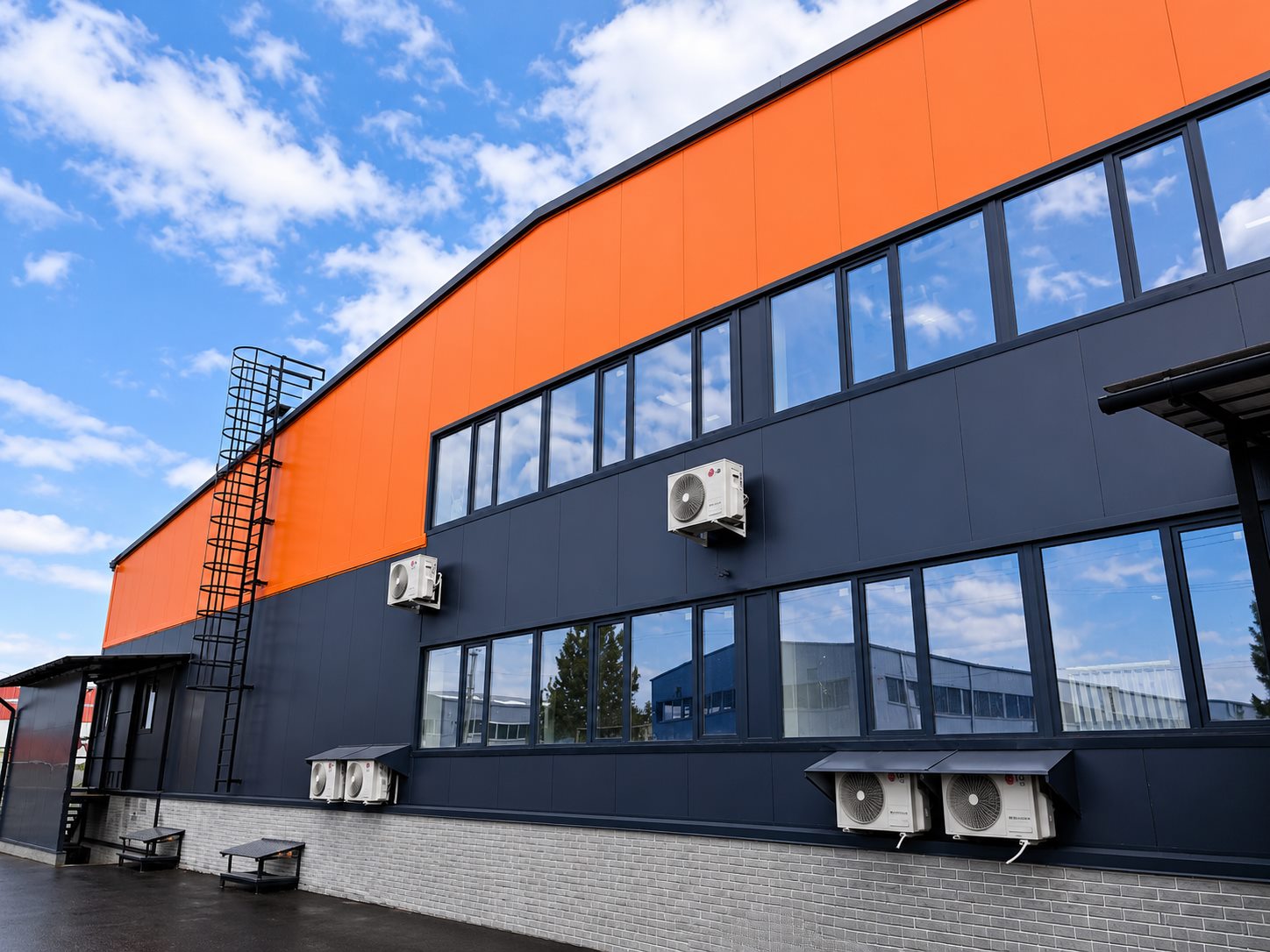 Фасад здания Global Warehouse Hub